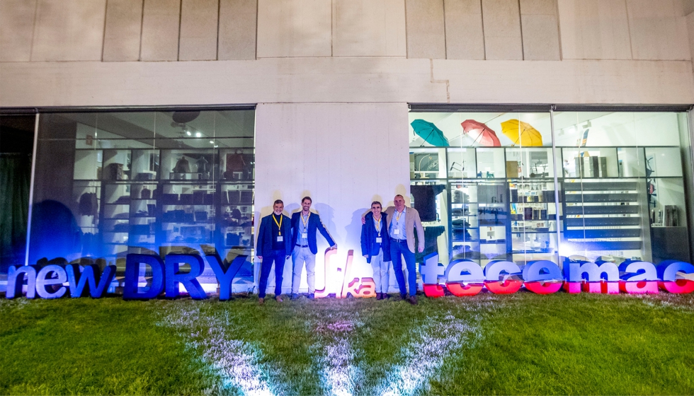 Representantes de Sika, New Dry y Tecemac frente a la Fundació Joan Miró de Barcelona, donde se celebró el acto de presentación... Representantes de Sika, New Dry y Tecemac frente a la Fundació Joan Miró de Barcelona, donde se celebró el acto de presentación...