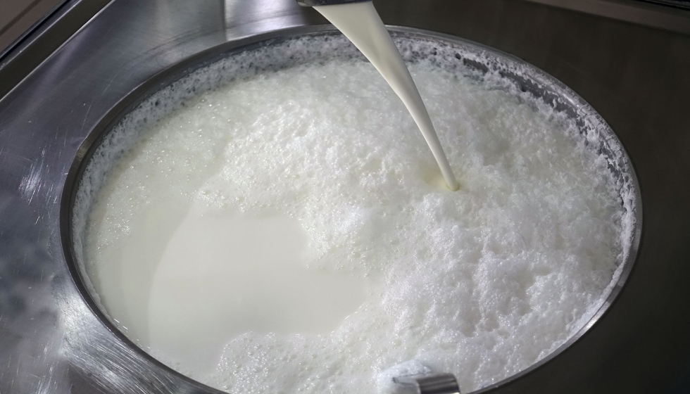 Tanque de recogida de leche en una explotacin ganadera