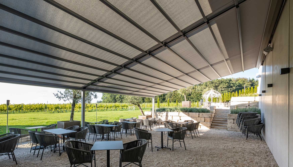 Los toldos de markilux 'pergola stretch' instalados en el espacio 'Weinwerk' permiten proteger la gastronoma al aire libre ante diferentes...