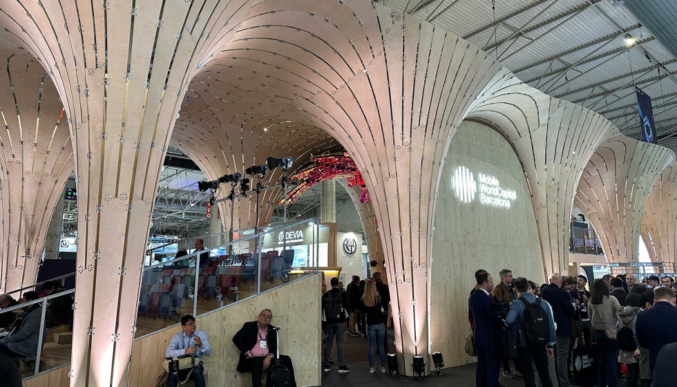 Impresionante stand obra del Instituto de Arquitectura Avanzada de Catalua en madera para Mobile WorldCapital Barcelona...