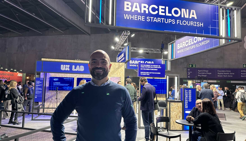 Jordi Bertran, cofundador de 118 Studio, junto al stand de Barcelona Activa