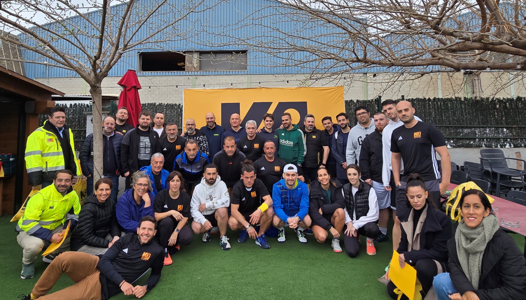 Foto de familia con los participantes en el Segundo Torneo de Pdel de Kiloutou