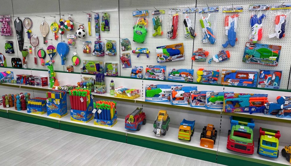 El showroom de verano cuenta con 300 metros cuadrados, con 2...