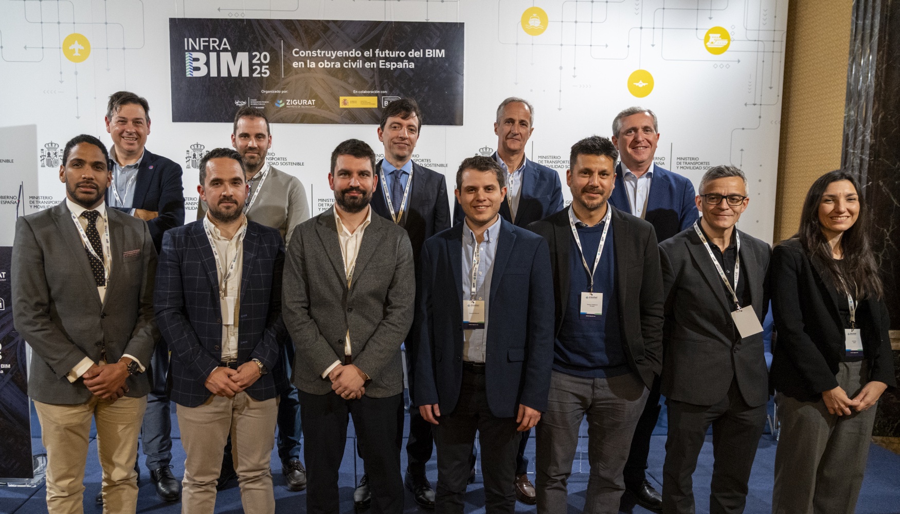 Foto de familia con participantes en InfraBIM 2025