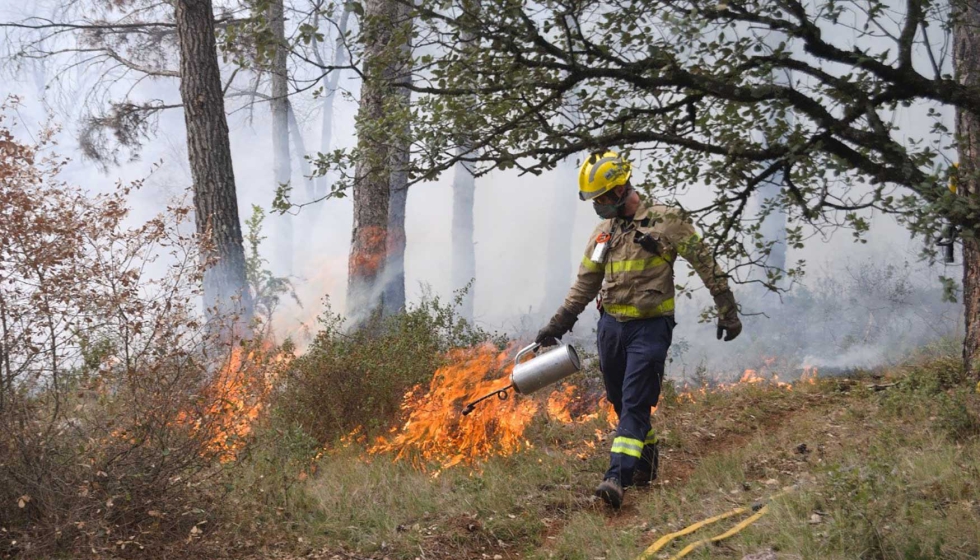 Bombero de la Generalitat de Catalunya durante una quema controlada. / Aina Man (IDAEA-CSIC)