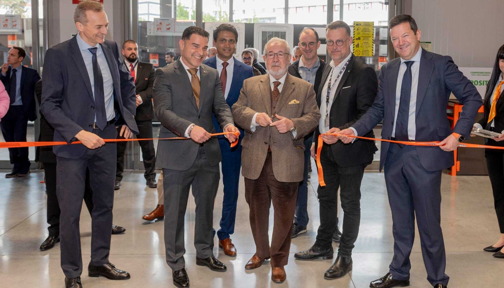 Tradicional corte de fita para a inaugurao do novo centro Obramat