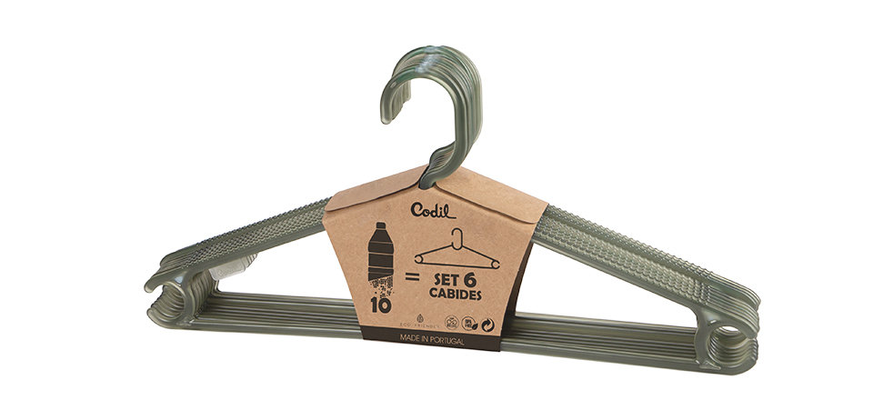 O cabide RPET, fabricado pela Codil,  100% reciclado
