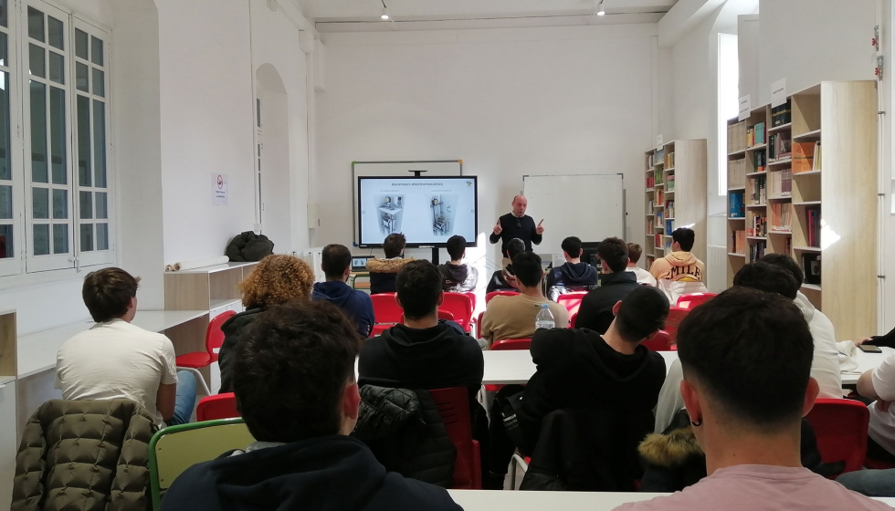 Charla dirigida a alumnos de CFGS de Mecatr�nica Industrial, Instituto Narc�s Xifr� de Girona
