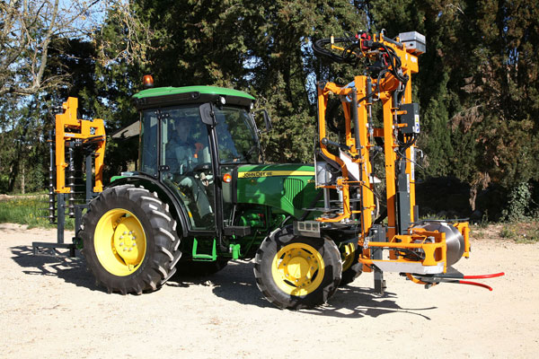 En la imagen, un tractor John Deere con el nuevo Multiviti que permite el enganche rpido, y sin herramientas...