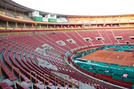 Instalacin de asientos en las gradas de la Plaza de Toros de Crdoba, para las semifinales de la Copa Davis