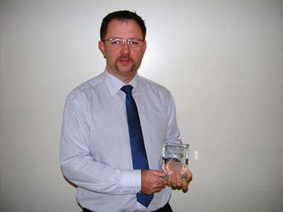 Rob Downes, de Silentbloc UK, con el premio