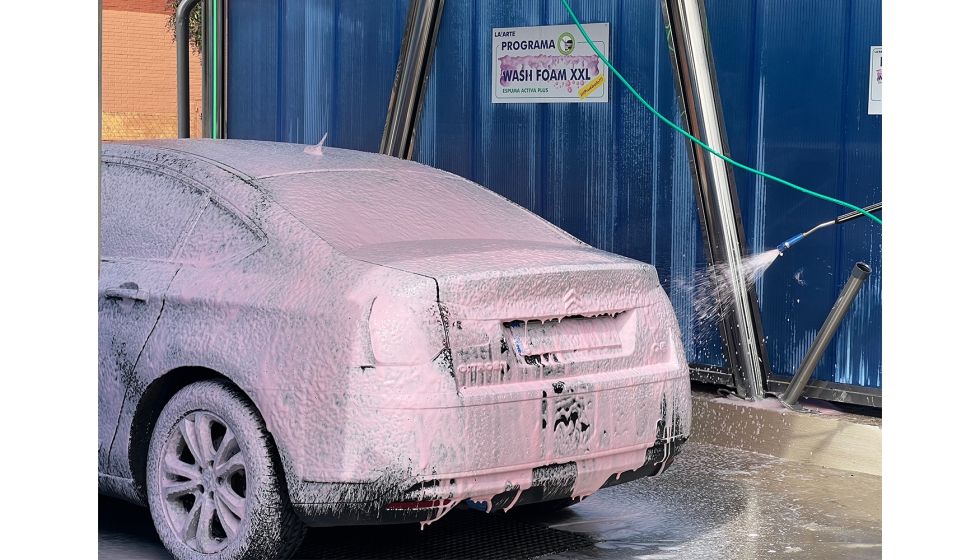 El centro incorpora espuma activa XXL, una tecnolog�a que recubre el veh�culo con una capa densa y humectante...