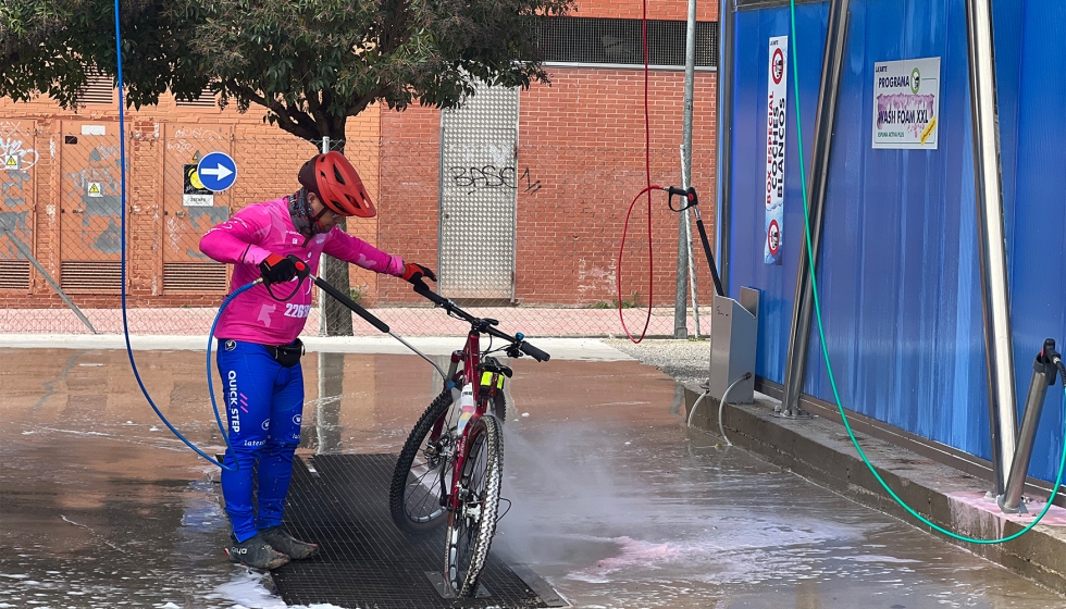 La instalaci�n cuenta con una zona espec�fica para motos y bicicletas