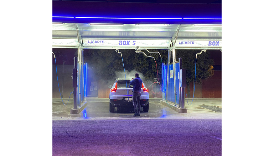 La instalaci�n incorpora el sistema Dynamic Light en el cerramiento TAU, que transforma el lavado nocturno en una experiencia distinta...