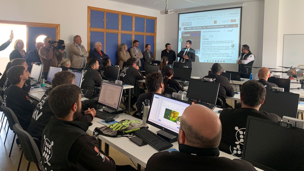 Instant�nea de la visita de los pol�ticos en la Fundaci�n JAV de Villacarrillo