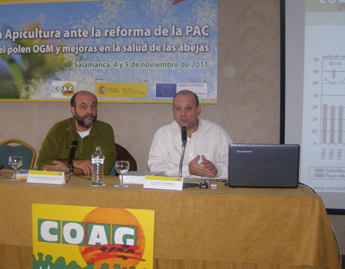 A la izquierda, Jos Luis Gonzlez, responsable estatal del Sector Apcola de COAG; a la derecha, Jos Luis de Miguel...