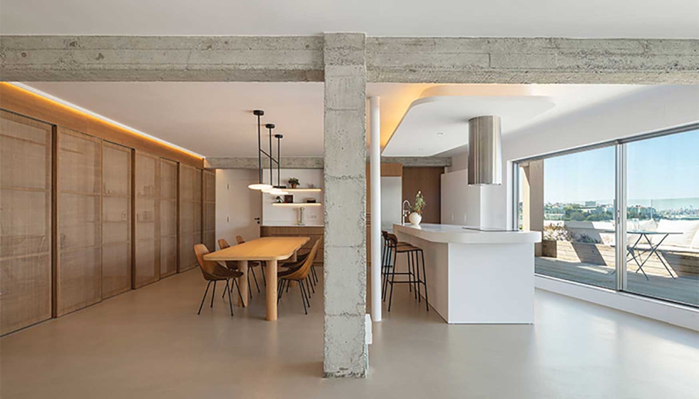 El pavimento est� revestido con dos barnices de poliuretano