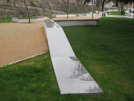 El nuevo parque de Pontevedra presenta un banco continuo que vara en sus formas