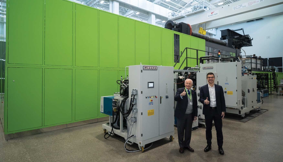 Marco Volpato (izquierda), presidente y director ejecutivo de Cannon Group, y Stefan Engleder (derecha), CEO de Engel Group, en un centro tecnol�gico...