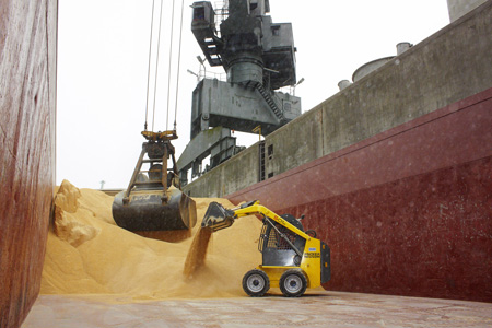 Gracias a sus pequeas dimensiones, la cargadora compacta 501s de Wacker Neuson disfruta de una alta maniobrabilidad