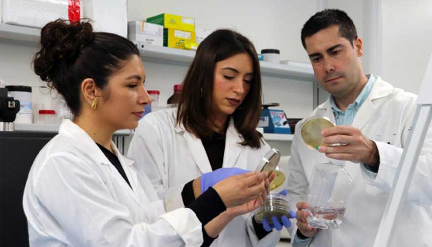 Investigadores de la Universidad de C�rdoba en el laboratorio