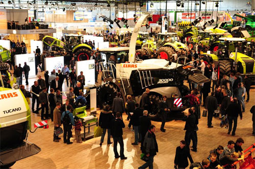Claas Celebrated the manufacture of the picadora of forraje Jaguar number 30.000 with the exhibition in the fair of a special edition in black...