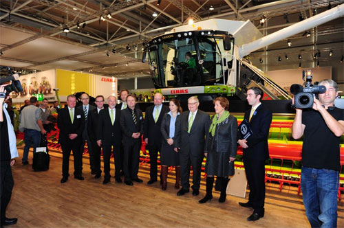 The cpula managerial of Claas posed in front of the cosechadora Lexion 770 Terra Trac that achieved the world-wide record in harvest combined...