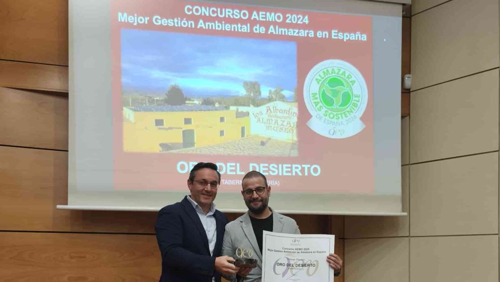 Rafael P�rez (Deoleo) entrega a Rafael Alonso, de Oro del Desierto