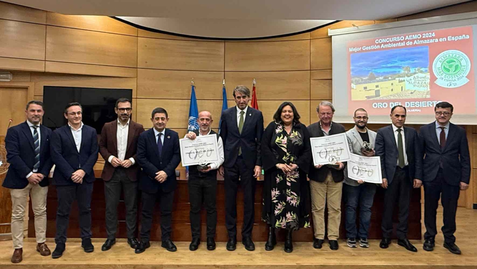 El acto de entrega cont� con la presencia de Lola Amo, presidenta de AEMO y alcaldesa de Montoro, Jaime Lillo...