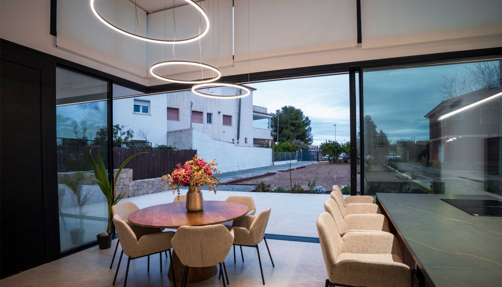 El diseo verstil y las altas prestaciones de la Serie E-150 hacen que sean aplicables en un extenso rango de aplicaciones...