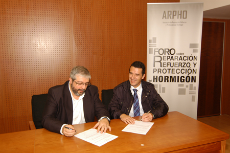 Firma del acuerdo por parte de Jorge Blasco, vocal de ACE, y Jos Diego Moar, presidente de Arpho
