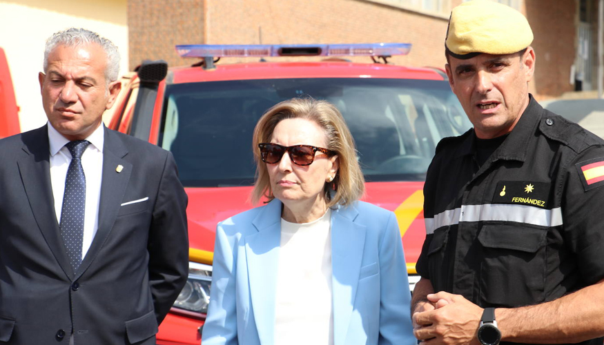 El comandante Juan Ignacio Fernndez Gonzlez junto a la secretaria de Estado de Defensa, Mara Amparo Valcarce Garca...