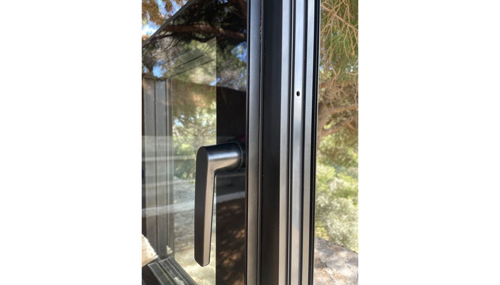 Refine Glass se compone de una moderna hoja con triple vidrio que oculta la carpintera interior, obteniendo una impactante esttica visual...