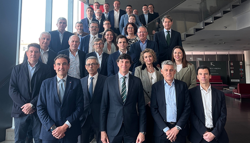 Foto de familia de los asistentes a la Asamblea General de la Asociacin Nacional de Fabricantes de Fritas, Esmaltes y Colores Cermicos ANFFECC...