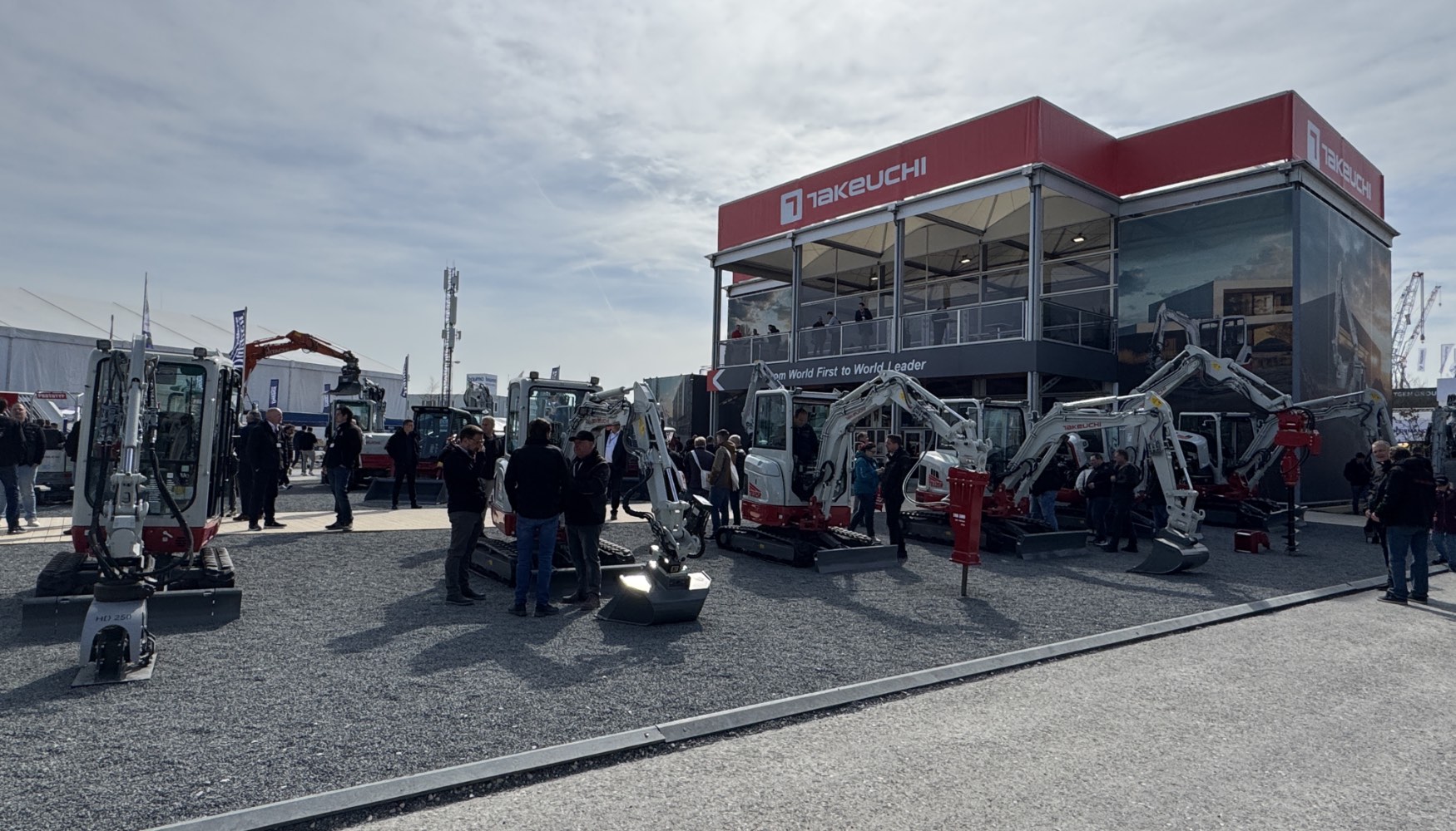 Stand de Takeuchi en Bauma 2025