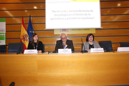 La mesa inaugural de la jornada, formada por Elena Senz, Jos Abelln y Mara Luisa Castao (de izquierda a derecha)