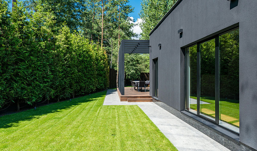 Plantas trepadoras y arbustos en los bordes del jard�n aportan amplitud y atractivo visual