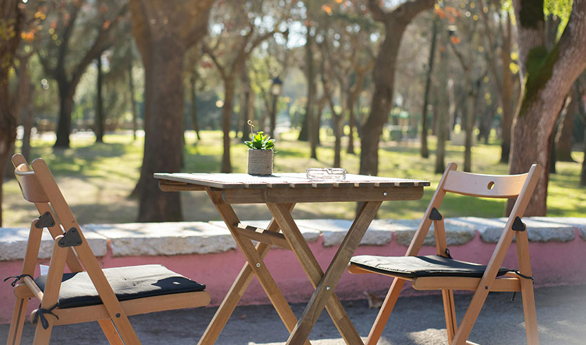 Muebles plegables y decoraci�n ligera aportan la soluci�n ideal para jardines peque�os