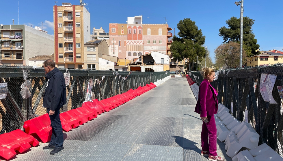 Patronos de la Fundacin en el puente que tendi el ejrcito, en Picanya