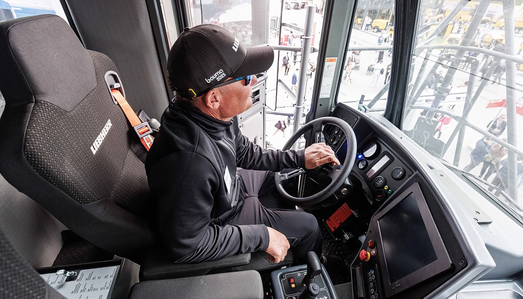 Tradicional toque de bocina de los trabajadores de Liebherr en el ltimo da de Bauma