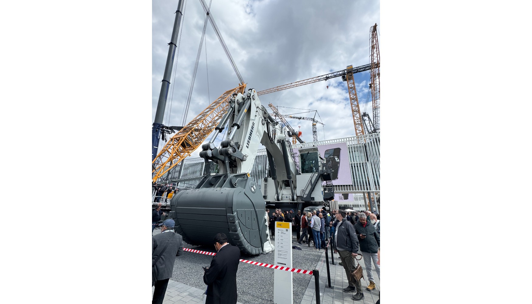 La imponente excavadora Liebherr R 9400