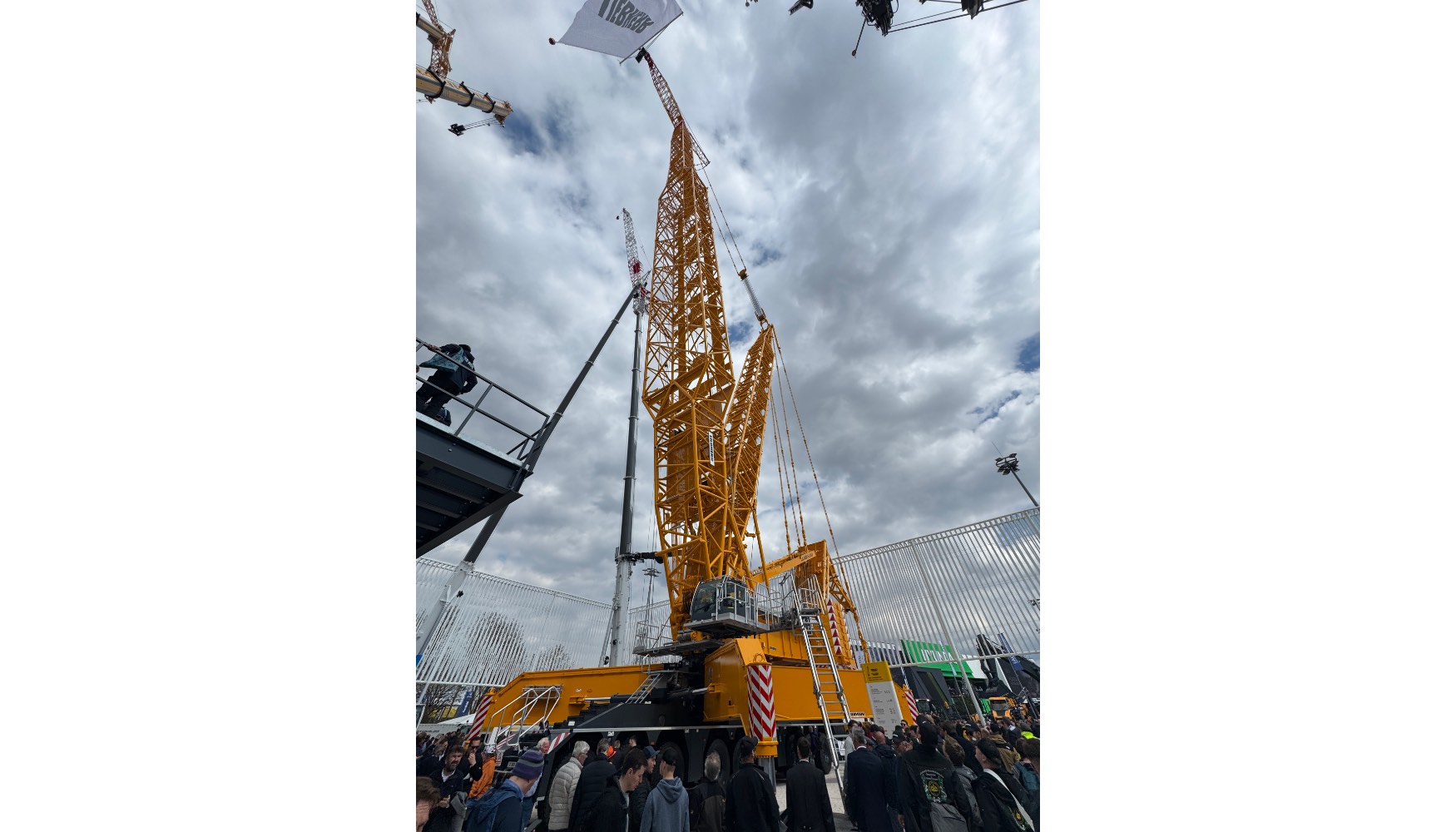 En el rea de gras mviles se expusieron equipos espectaculares como la gra de cadenas LG 1800-1.0.