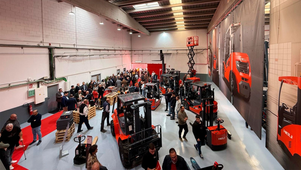 Carretillas Heli expuestas en el 'showroom' dentro de la nave