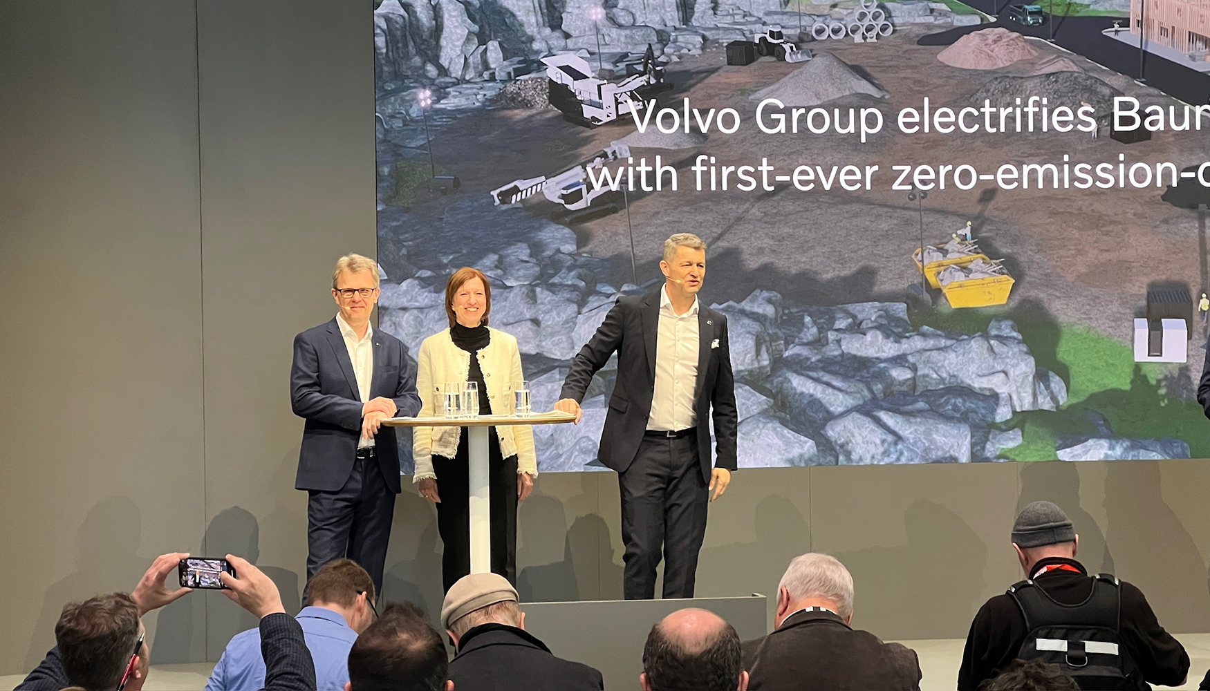 De izquierda a derecha: Roger Alm, Anna Mller y Melker Jernberg, presidentes de Volvo Trucks, Volvo Penta y Volvo CE, respectivamente...