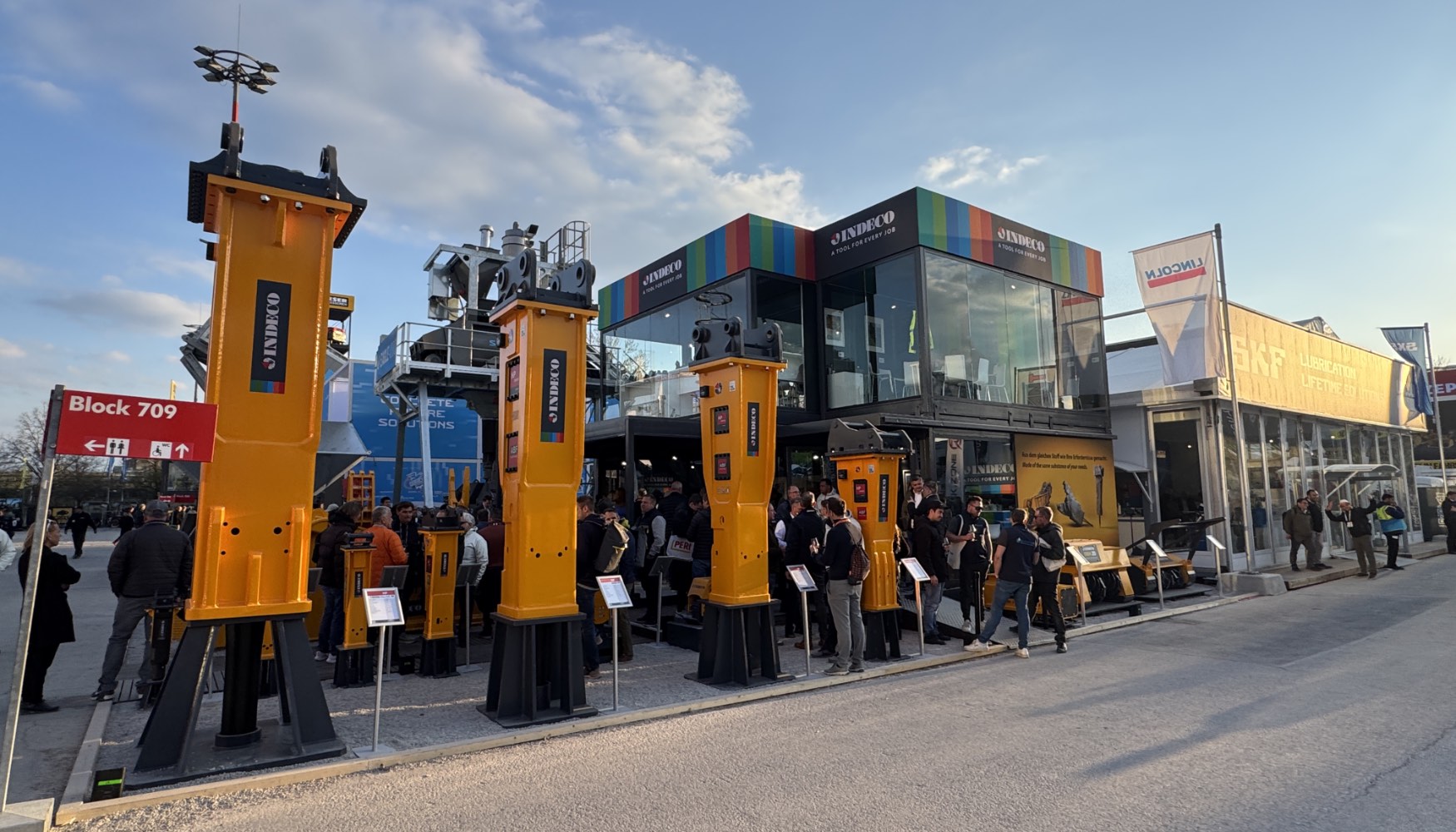 rea de los martillos hidrulicos en el stand de Indeco en Bauma 2025