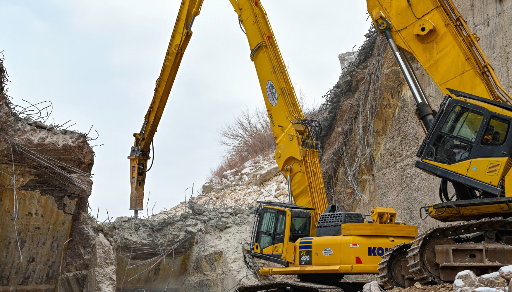 Los martillos est�n instalados en excavadoras Komatsu Ultra High Reach, una PC490-11 y una PC800-8
