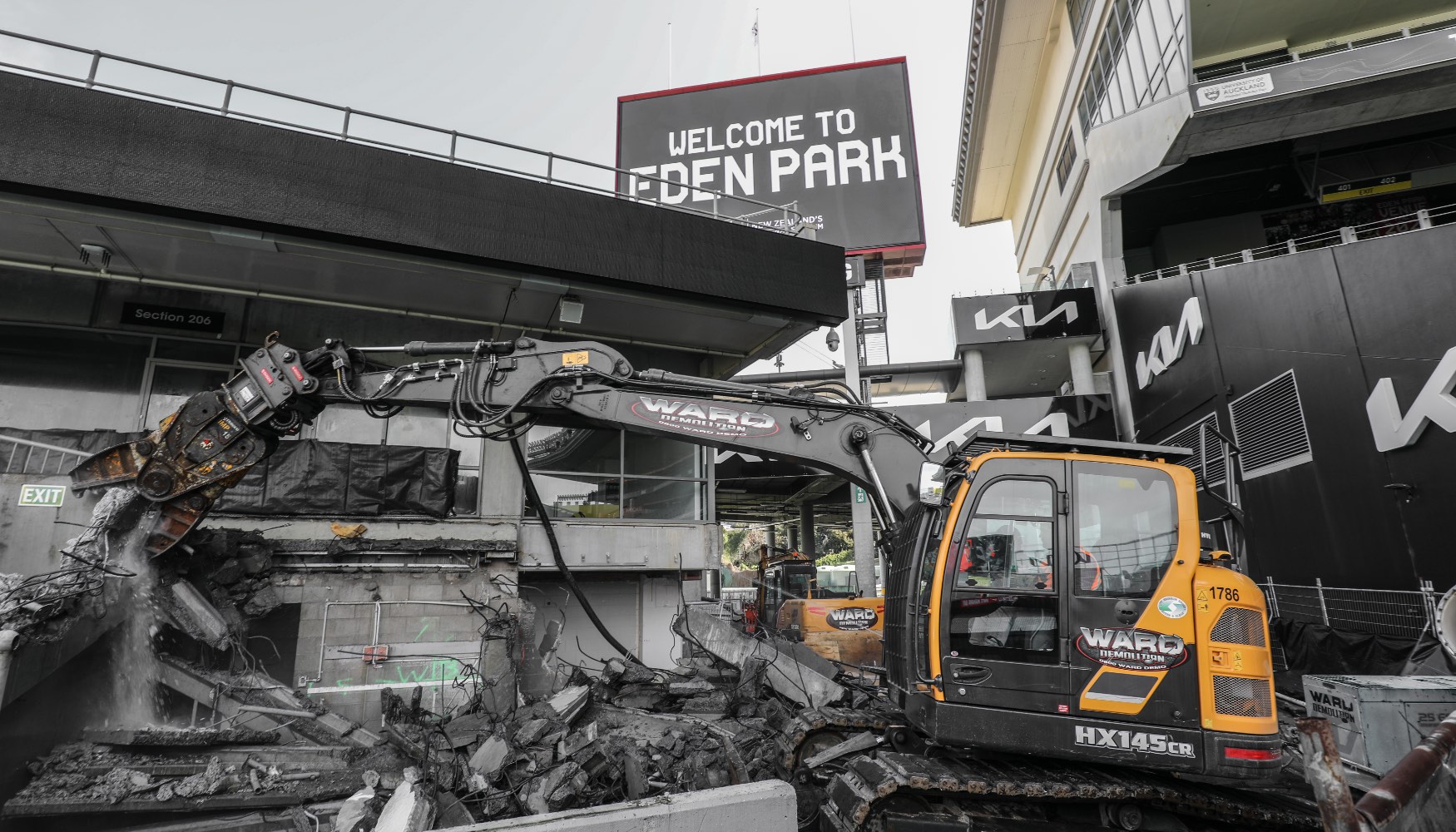 Multifunci�n IMP 15 montados en excavadora HX145CR