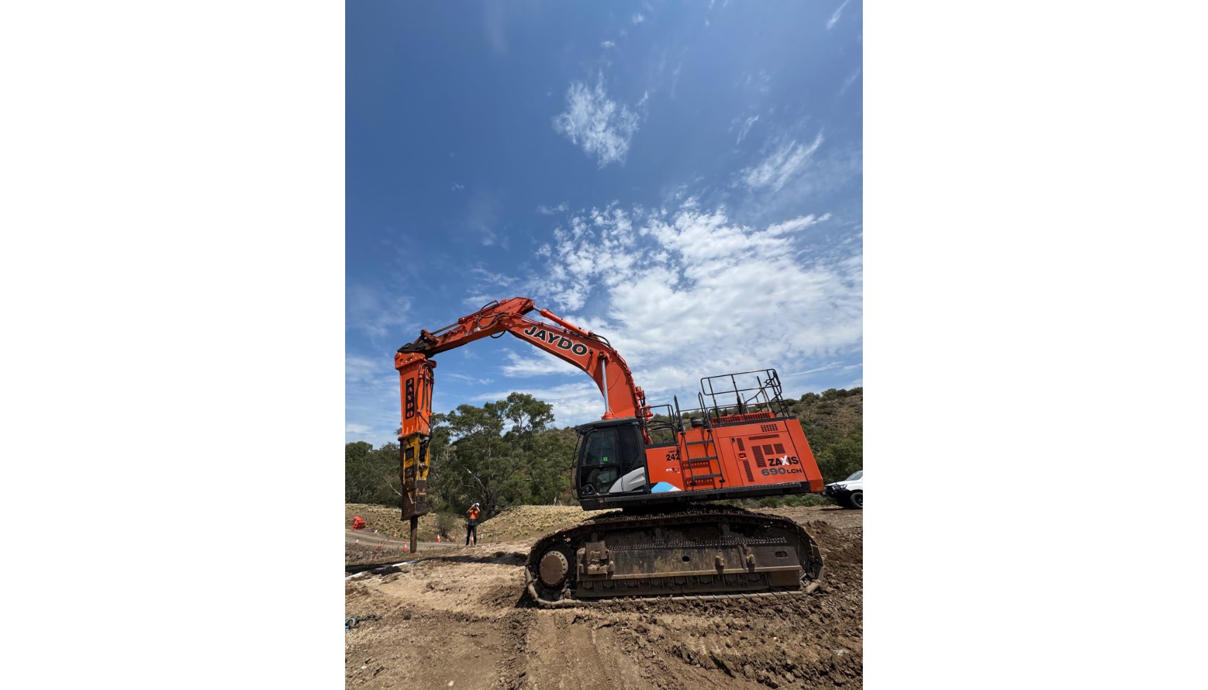 HP 12000 montado en una excavadora Hitachi de 69 toneladas