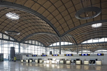 Vista interior de la nueva rea terminal del aeropuerto de Alicante, con las cpulas de madera