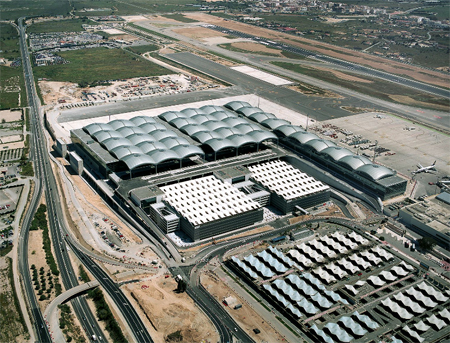 Vista exterior de la nueva rea terminal del aeropuerto de Alicante, con las cpulas recubiertas de cinc
